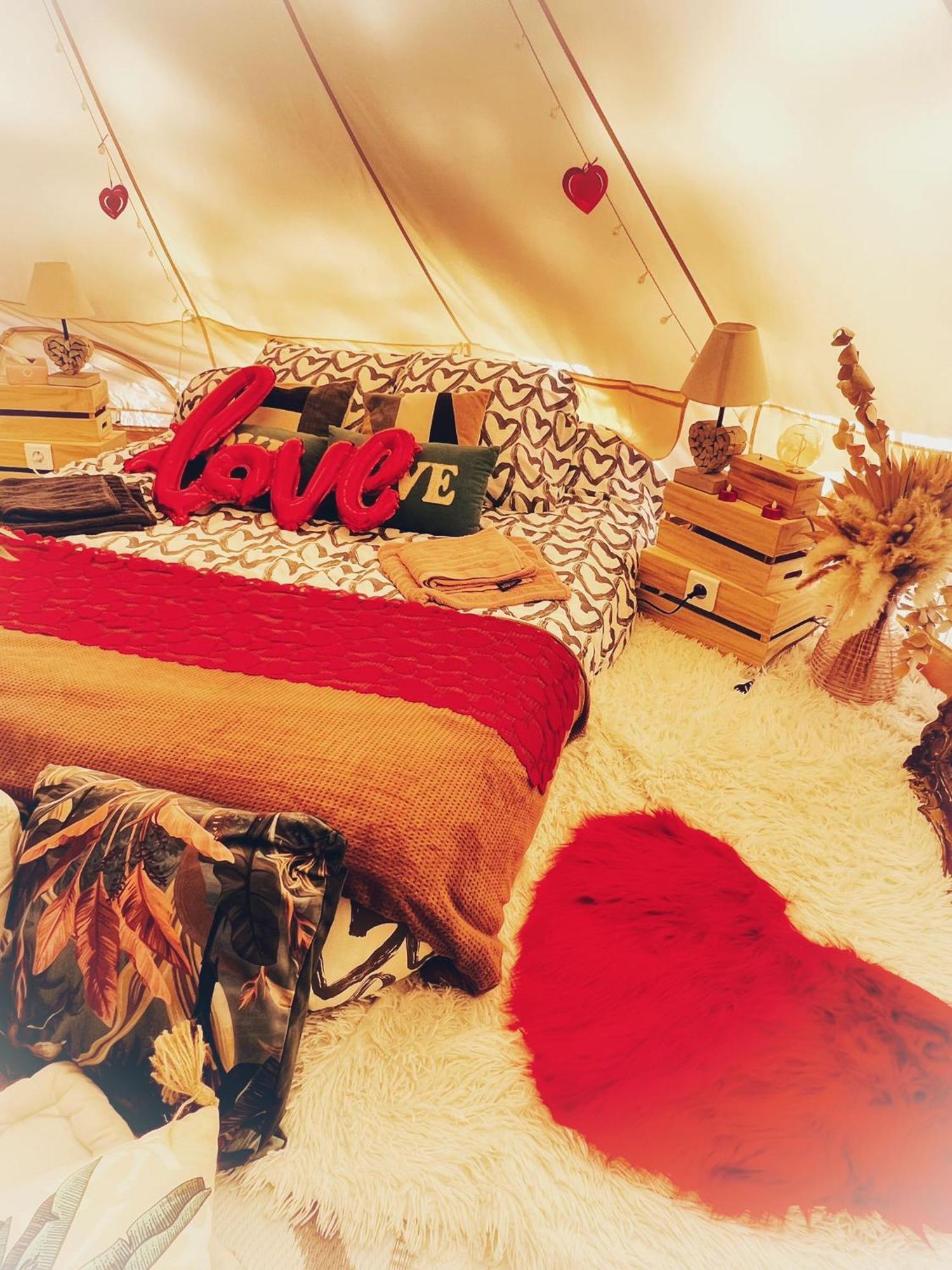 Love Room Tente Lodge Spa Mfg Chez C&C, Exclusivement Reservee Aux Adultes Cantaron Esterno foto